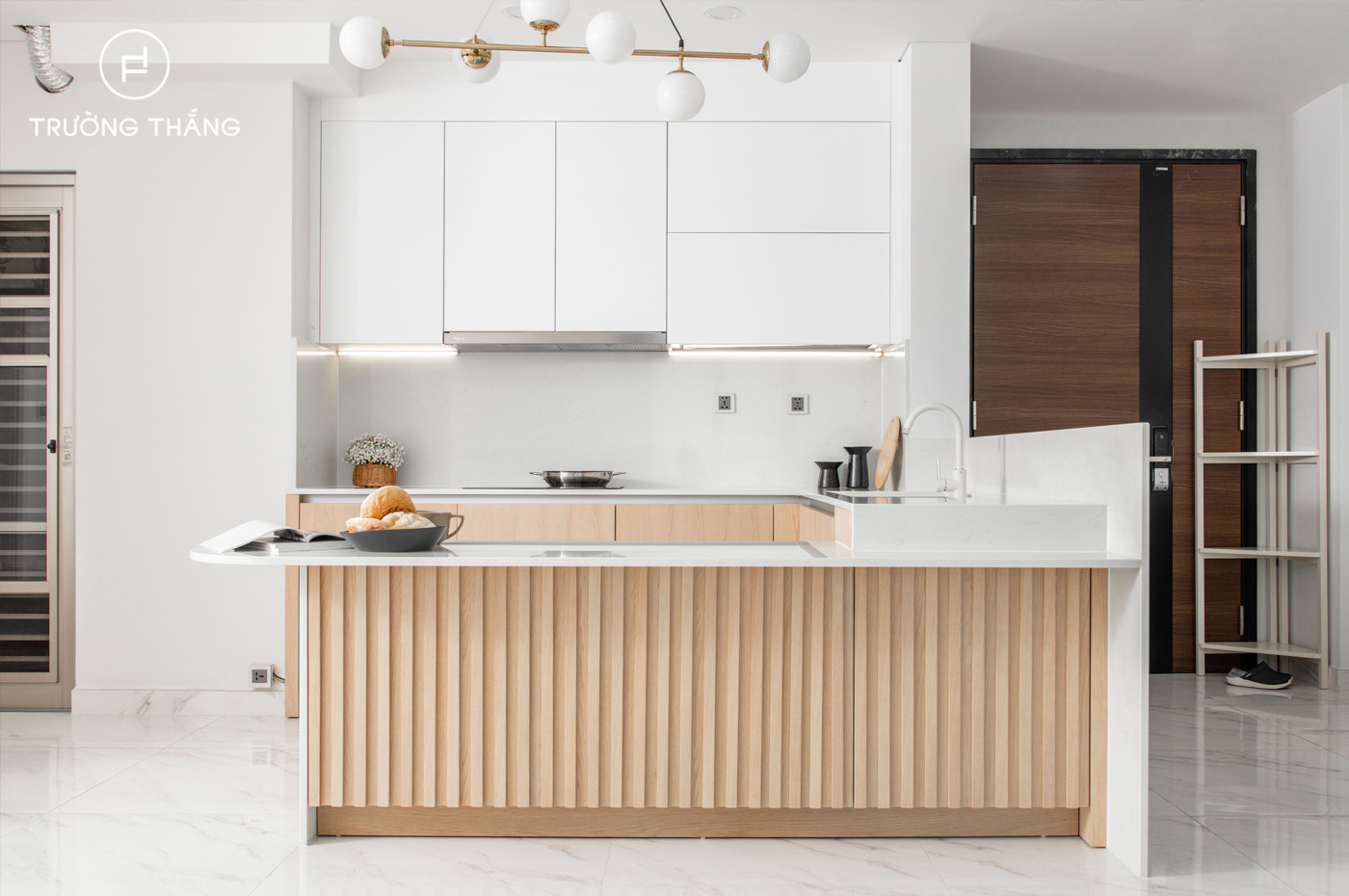 Tủ bếp Studio tại căn hộ Midtown sử dụng màu sắc tự nhiên, thiết kế tối giản
