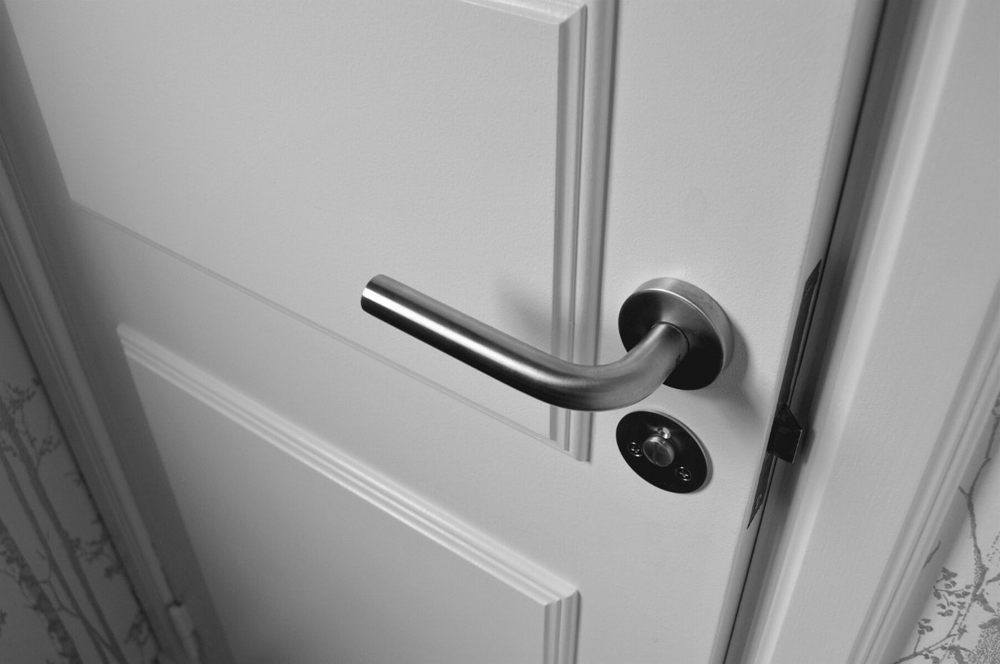 Chọn mua hoặc thay đúng ổ khóa cửa gỗ TPHCM đóng vai trò quan trọng trong việc bảo vệ an toàn cho các thành viên trong gia đình.