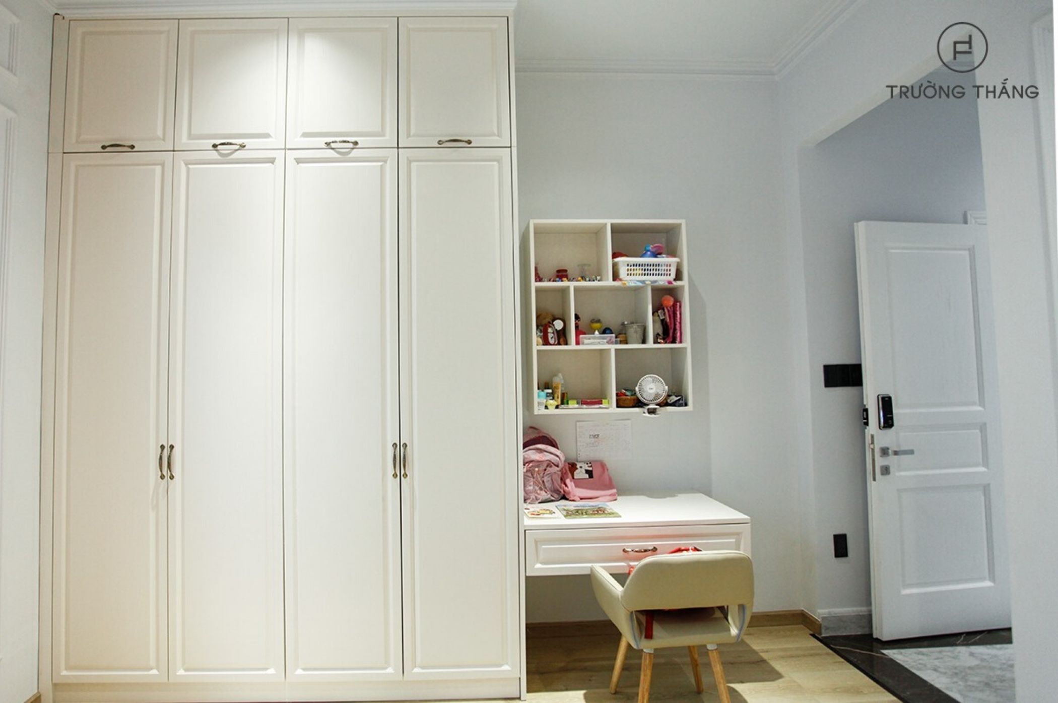 Giá trị tủ quần áo gỗ màu trắng trong nội thất