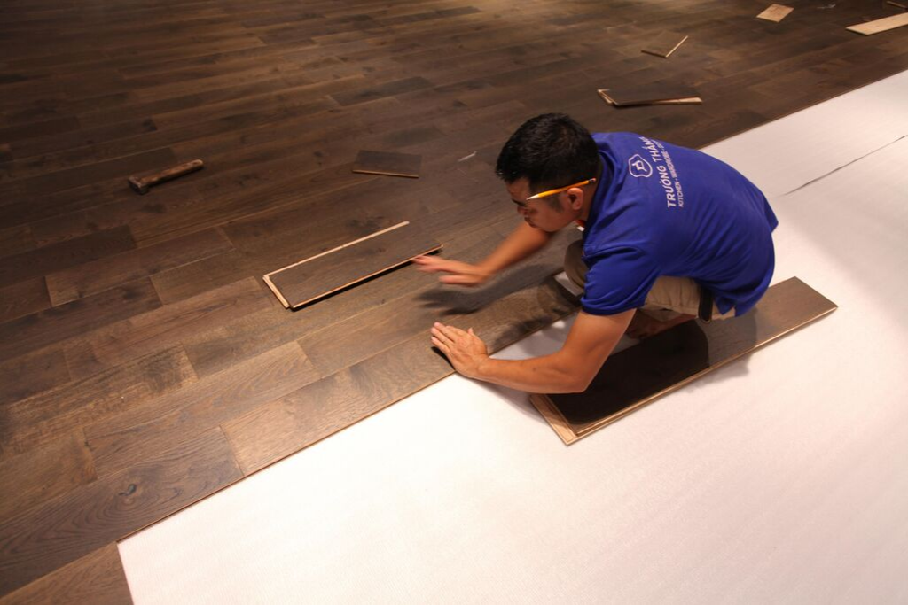 Nhân viên lắp đặt sàn gỗ phòng khách chuyên nghiệp