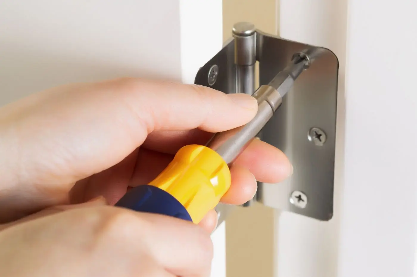 Cửa gỗ bị xệ, bị nứt, bị nở phải làm sao?