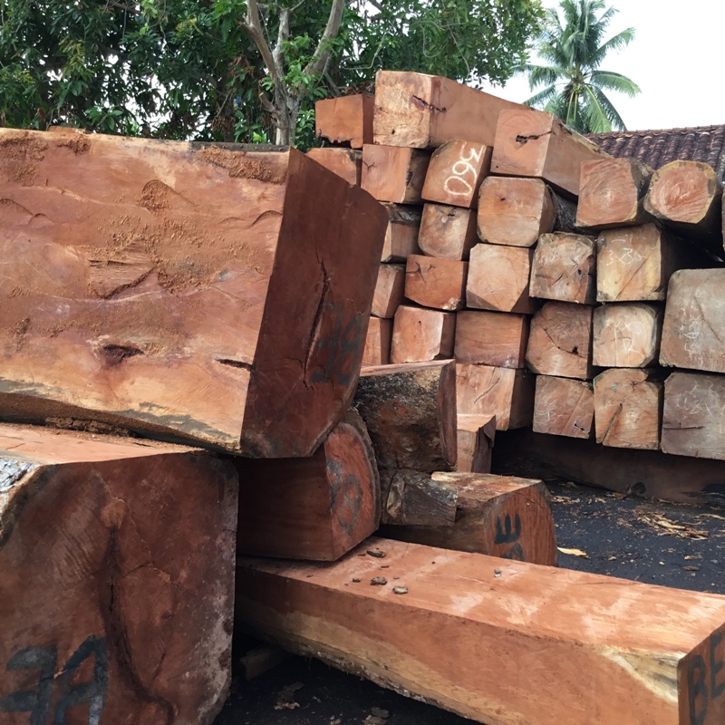 Tủ quần áo gõ đỏ chất lượng nằm ở vân gỗ