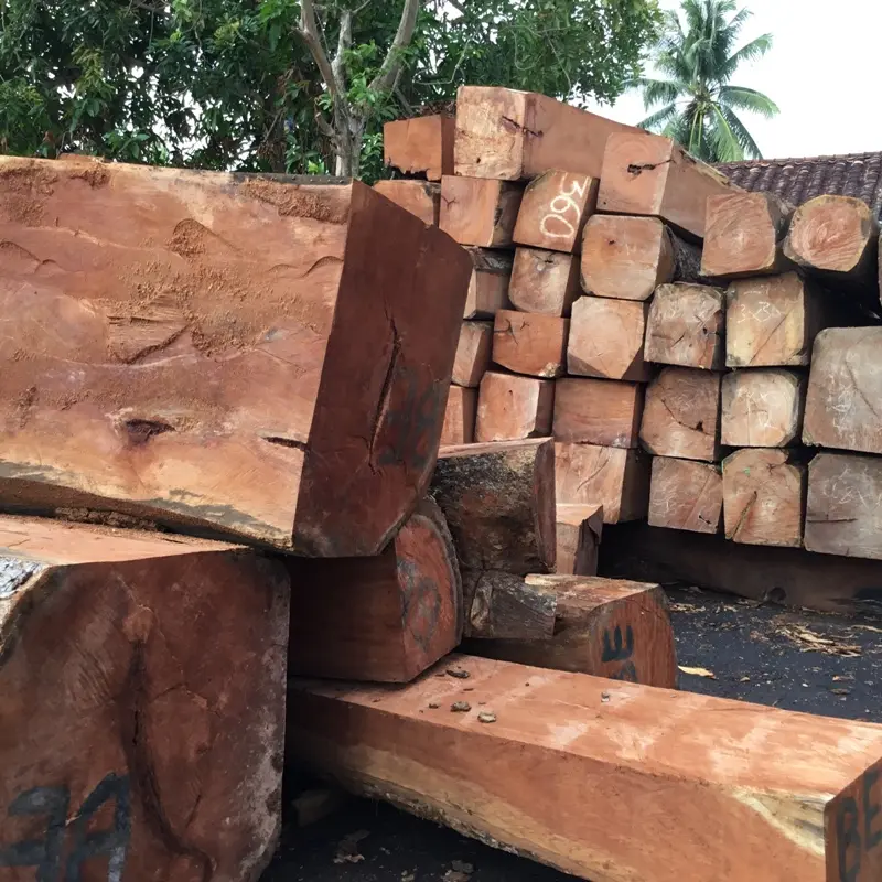 Tủ quần áo gõ đỏ chất lượng nằm ở vân gỗ