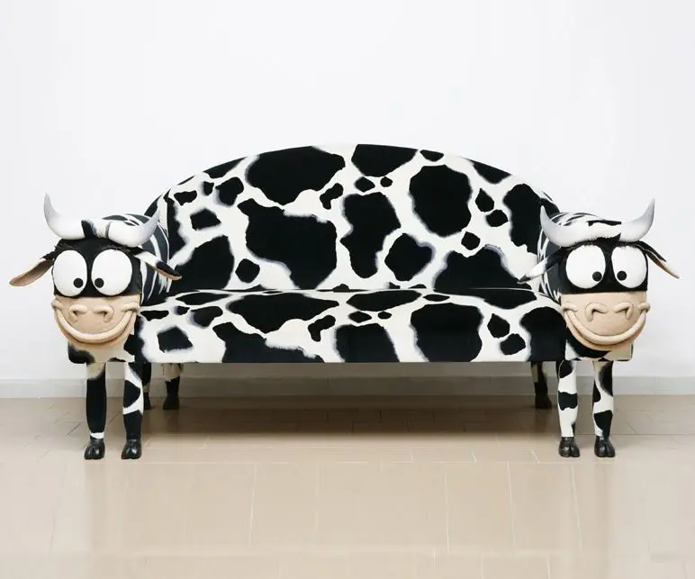 Thiết kế nội thất phòng khách với những chiếc sofa lạ mắt