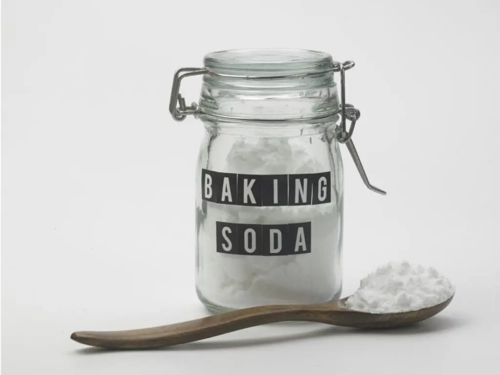 ve-sinh-lo-vi-song-bang-baking-soda