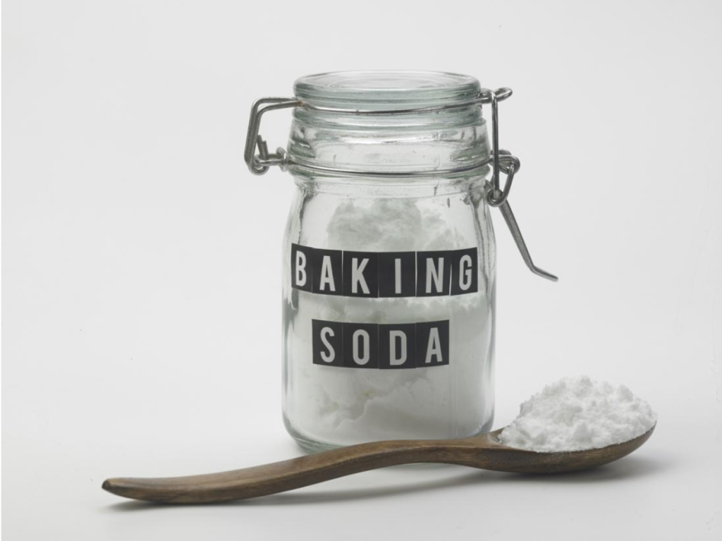 ve-sinh-lo-vi-song-bang-baking-soda